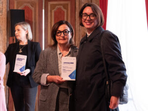 Lucia Agosti consegna riconoscimento a Ceramica Pinto una delle botteghe ospitanti stage